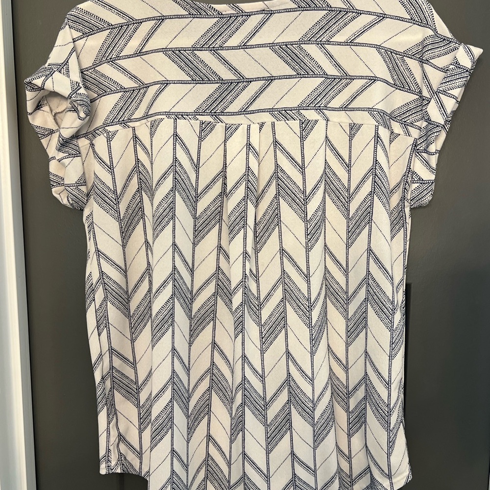 Chevron Blue-White Women's Blouse front exposed zipper.Short sleeves. Sz med - Picture 2 of 5